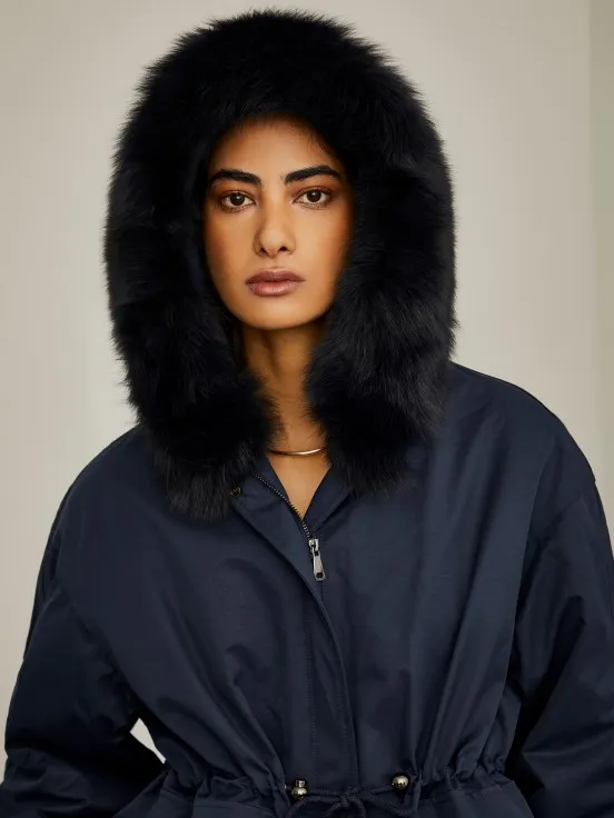 Short parka with fur hood