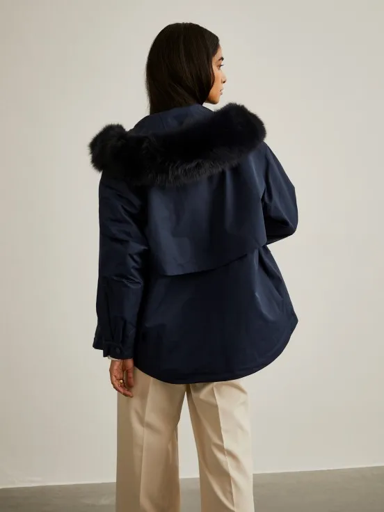 Short parka with fur hood