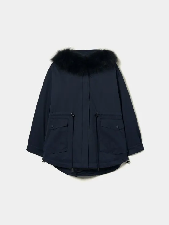 Short parka with fur hood